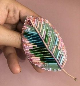 Broche Bordado a Mano de Diseño con Intrincados Detalles Florales para Adornos de Ropa de Alta Gama - Product Image 3