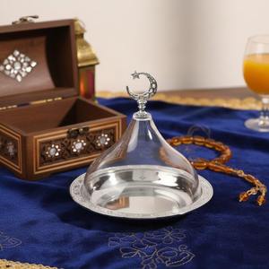 Plateau en métal finition or luxueux avec couvercle en verre et poignée en forme de croissant de lune pour servir des bonbons, des collations et des présentations festives, provenant d'Inde. - Product Image 4