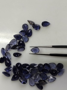 อิโอไลต์ธรรมชาติ 7x5 มม. รูปทรงลูกแพร์ คุณภาพดีที่สุด พลอยหลวมพร้อมเอฟเฟกต์พลีโอโครอิก สำหรับทำเครื่องประดับ - Product Image 2