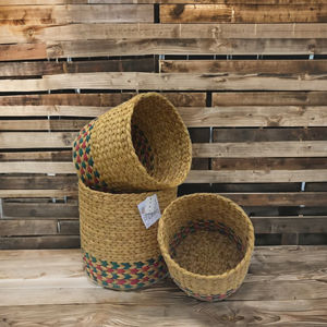 Juego de 3 Cestas Redondas Tejidas a Mano de Jacinto de Agua, Macetas Decorativas Ecológicas y Contenedores de Almacenamiento para el Hogar y la Hostelería - Product Image 1