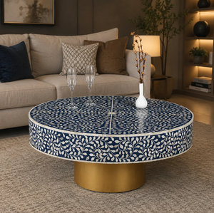 Mesa de centro rectangular con incrustaciones de hueso en blanco y negro, con motivos ornamentales de vid y 3 cajones, disponible a precios de mayorista. - Product Image 6