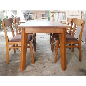 Ensemble de table et chaises de jardin traditionnelles en bois massif avec sièges rembourrés pour la salle à manger extérieure des hôtels et villas, capacité de 4 personnes - Product Image 1