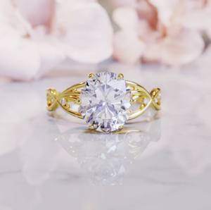 Anillo de Compromiso Clásico con Moissanita Redonda en Plata de Ley 925 con Baño de Oro de 18K para Boda y Compromiso - Product Image 1