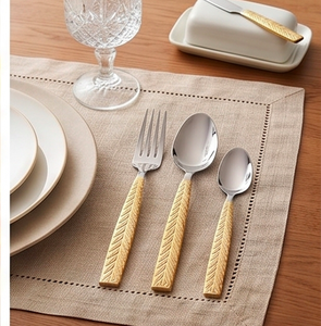 Ensemble de couverts élégants avec poignées dorées et couverts en métal poli miroir, compatibles lave-vaisselle, pour événements de mariage - Product Image 1