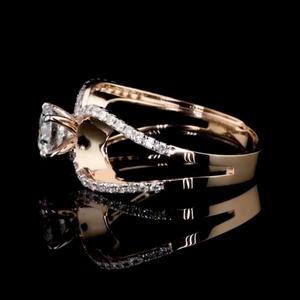 Anillo de Compromiso y Boda Clásico con Diamante Cultivado en Laboratorio, Corte Radiante, Color D, 1.00 CT, Certificado, en Oro Sólido de 18K - Product Image 2