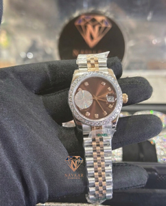 Montre de luxe pour femme en argent sterling avec lunette sertie de diamants, cadran marron, affichage de la date, mouvement à quartz analogique, boîtier rond de 31 mm - Product Image 4