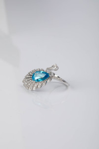 Élégante bague halo en or blanc 14 carats avec diamants poire et ronds de 1,03 carat et pierre précieuse bleue, bijou classique et raffiné pour femme - Product Image 2
