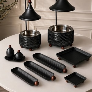 Ensemble de coupelles et de plateaux en métal blanc sculptural avec des accents uniques à nervures côtelées pour servir des aliments et décorer - Product Image 6