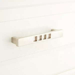 Tirador de gabinete plateado moderno, diseño de recorte cuadrado elegante, tirador de metal duradero, ideal para cajones de cocina y actualización de muebles - Product Image 1