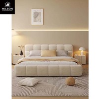 Lit en tissu capitonné moderne minimaliste de style français avec motif crème flottant en pâte feuilletée, pattes de chat