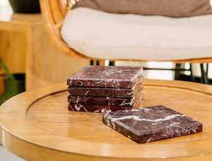 Ensemble de cinq sous-verres en marbre zèbre rouge, faits à la main, en pierre naturelle, carrés, pour la décoration de la maison - Product Image 3