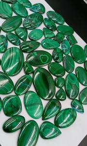 Lot en gros de cabochons en malachite naturelle |   Pierres précieuses vertes en vrac |   Fabrication de bijoux, coupe en forme de poire ovale |   Jeu de couleurs |   ARTS JEWELS - Product Image 3