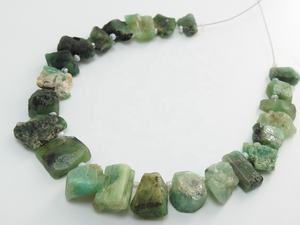 Tranche brute naturelle vert émeraude 8 pouces 10-15 mm de longueur environ, puce non taillée, nuage de pierres, plaque PMEGEMSBEADS, certifié par un tiers - Product Image 2