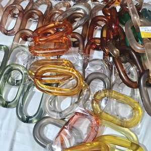 Cadena de eslabones gruesos de resina acrílica esmaltada, modelo navideño, con gancho de seguridad, ecológica, hecha a mano. - Product Image 1