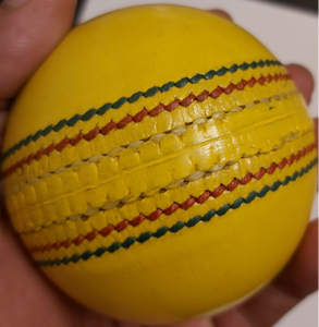 Ballon de cricket d'intérieur de haute qualité en PU injecté, léger, durable, jaune, T20, ballons de ligue de cricket d'intérieur - Product Image 6