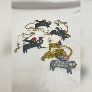 Collier en os de buffle, style bohème, pendentif artisanal indien, forme animale, couleurs vives peintes à la main, motif ethnique unique - Product Image 3