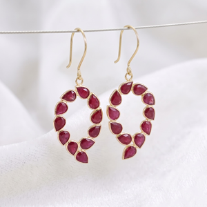Pendientes de Oro Amarillo de 18k con Rubí Natural en Forma de Pera y Bisel en Espiral, Joyas Memoria, Venta al Por Mayor - Product Image 6