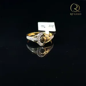Elegante anillo de oro con piedras brillantes, diseño moderno y retorcido, joyería fina para mujer, estilo elegante para uso diario y ocasiones especiales. - Product Image 1