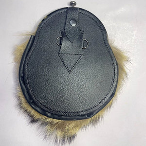 Hecho con piel 100% vegana. Viene en blanco y gris con apariencia de piel. Cuero PU 100% Vegetariano. Diseño de Cabeza de Ciervo Cantle. Ancho de la Base - Product Image 3