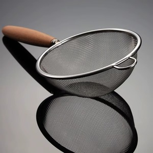 Tamis métallique avec manche en bois, l'un des outils de cuisine les plus fiables pour séparer les solides des liquides avec précision et facilité. - Product Image 2