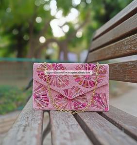 Pochette rectangulaire artisanale légère brodée et perlée avec chaîne pour mariage - Product Image 2