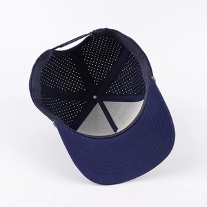 Gorra de Béisbol de 5 Paneles de PVC Personalizada de Alta Calidad OEM ODM, Material Impermeable 100% Poliéster con Orificios Cortados con Láser y Cuerda - Product Image 3