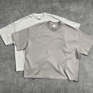 เสื้อยืดทรงบ็อกซ์ คุณภาพสูง ผลิตจากโพลีเอสเตอร์/คอตตอน 220gsm สำหรับผู้ชาย สไตล์ลำลอง ทรงโอเวอร์ไซส์  ผ้าเปล่า สามารถสั่งทำได้ แห้งเร็ว ระบายอากาศดี ป้องกันรังสียูวี - Product Image 1