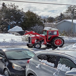 รถแทรกเตอร์ Massey Ferguson MF285 ประสิทธิภาพสูงสำหรับขาย เหมาะสำหรับใช้งานในฟาร์มเกษตร กำลังแรง ประหยัดน้ำมัน ดีไซน์ทันสมัย - Product Image 1