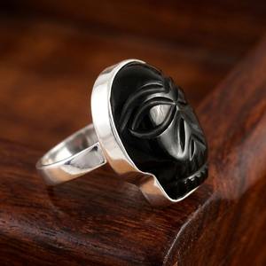 Anillo Clásico de Plata de Ley 925 con Calavera de Ónix Negro Tallada a Mano y Engaste de Bisel - Product Image 3