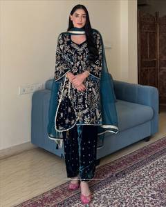 Conjunto de terciopelo con diseño de lentejuelas y bordado Zari, top con pantalón Plazzo y dupatta, completamente cosido y listo para usar. - Product Image 1