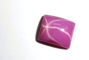 Rubis Étoile Rouge Rectangulaire 8x10 mm 4,5 Carats Créé en Laboratoire Poli Opaque Cabochon avec Effet Étoile à 6 Branches pour la Fabrication de Bijoux - Product Image 3