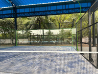 Terrain de padel extérieur résistant aux intempéries, structure en acier anticorrosion, verre trempé, vente en gros mondiale