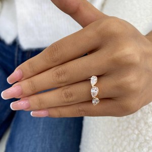 Anillo de 3 piedras con diamantes de corte pera de 0.50 quilates cada uno, cultivados en laboratorio, en oro amarillo de 14 quilates, unisex, para deseos de boda, regalo para enamorados. - Product Image 5