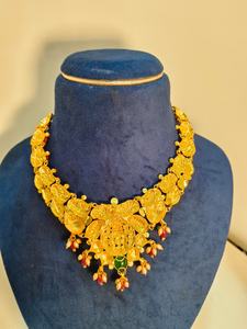 Collar con Colgante Lakshmi de Oro de 22k, Joyería Antigua de Templo, Tradicional para Bodas Indias, Disponible en ORO/PLATA/BRONCE - Product Image 3