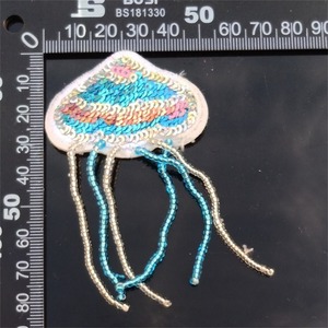 Llavero decorativo de tela bordada con cuentas de semillas, colgante de manzana para llave de coche, hecho a mano en India para bolso - Product Image 5