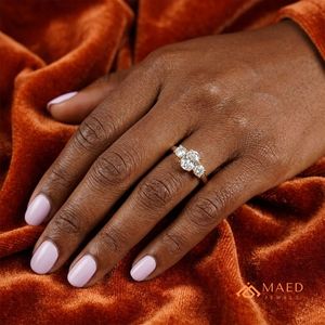 Bague de fiançailles pour femme en moissanite à trois pierres de taille ovale, plaqué or sur base argentée, sertie à griffes, bijoux de luxe style New York - Product Image 4