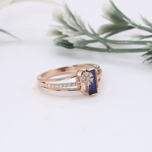 Anillo de compromiso de oro rosa premium con zafiro azul talla baguette, diseño floral con micro pavé y detalles de diamantes, anillo solitario de doble aro. - Product Image 4