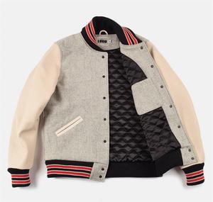 Veste varsity en laine grise pour homme avec manches en cuir crème et col à bordure rouge et noire - Product Image 2