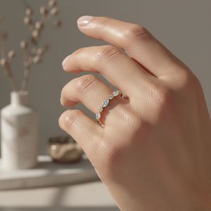 แหวนมินิมอลลิสต์ทรงมาร์คีส์และทรงกลม ประดับเพชรแบบกระจาย 0.25 กะรัต - Product Image 6