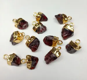 Mese di gennaio Birthstone granato rosso naturale da 7mm a 12 mm dimensioni materia grezza grezza oro placcato piccoli pendenti con ciondoli