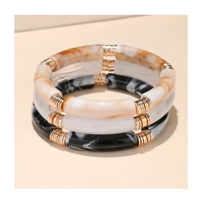 Pulsera de Resina Moderna con Aspecto Artístico Contemporáneo, Accesorio Ligero y Usable para las Tendencias del Estilo de Vida Moderno - Product Image 1