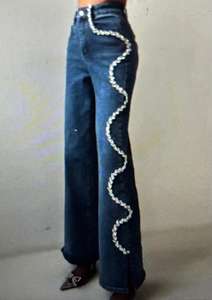 Jean en denim patchwork pour femme, coupe large, à panneaux multiples, évasé, avec empiècements en patch, jambes extra larges et évasées - Product Image 4