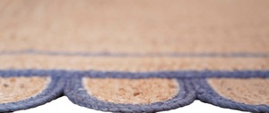 Tapis d'intérieur en jute naturel fait main à poils ras avec bordure festonnée bleue, écologique, style bohème et rustique pour la décoration du salon - Product Image 5