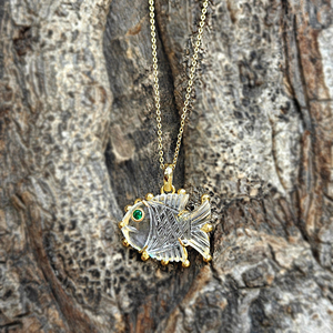 Collier chaîne inspiré par un designer, avec pendentif poisson en quartz cristal sculpté à la main, œil en émeraude CZ, plaqué or 18 carats, pour grossistes - Product Image 4