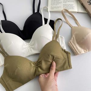 บราเต็มคัพแบบสปอร์ตไร้ตะเข็บเสริมฟองน้ำ ยกกระชับทรงสวย - Product Image 1