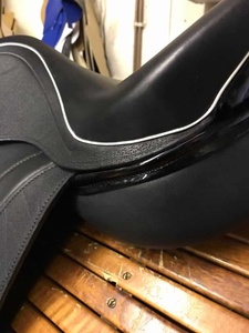 Revêtement sur mesure de luxe pour selles de cheval avec un design élégant, une grande durabilité et une finition artisanale en cuir haut de gamme - Product Image 3