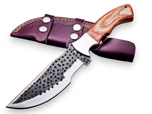 Couteau de chasse et de camping Nordic Forge 1095 en acier, modèle Tracker, avec étui, fabrication artisanale, lame pleine longueur, manche en bois Pakka - Product Image 1