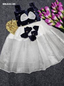 Conjunto de lehenga de nailon y seda con tejido Zari y blusa de terciopelo y seda, diseño de última moda para fiestas, fabricante de Surat. - Product Image 4