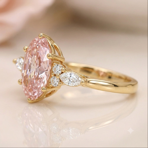 แหวนหมั้นคลาสสิกเพชรทรงหยดน้ำสีชมพูแฟนซี 18K ทองคำขาว ประดับเพชรเลี้ยงในห้องปฏิบัติการ รับรองโดย IGI สำหรับผู้หญิง จาก LILABA ENTERPRISE - Product Image 2