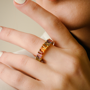 Bague éternité en or jaune 18 carats avec saphir taille coussin pour femme - Product Image 4